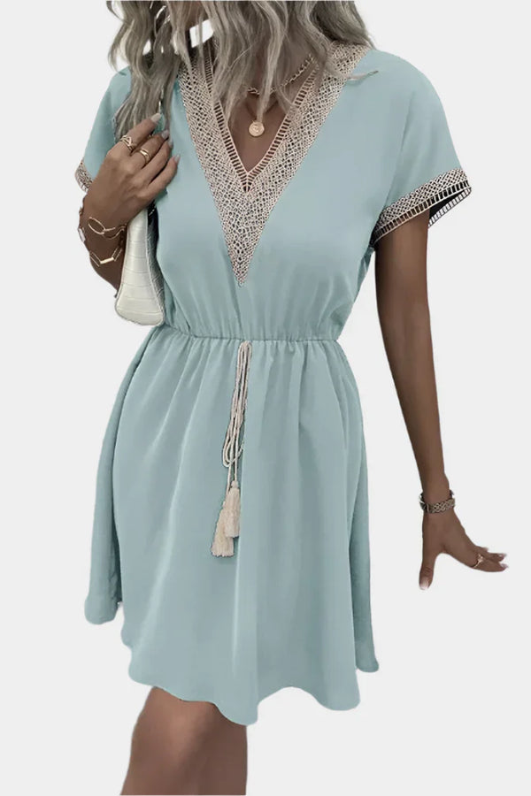 Abito boho romantico con cintura e scollo a V