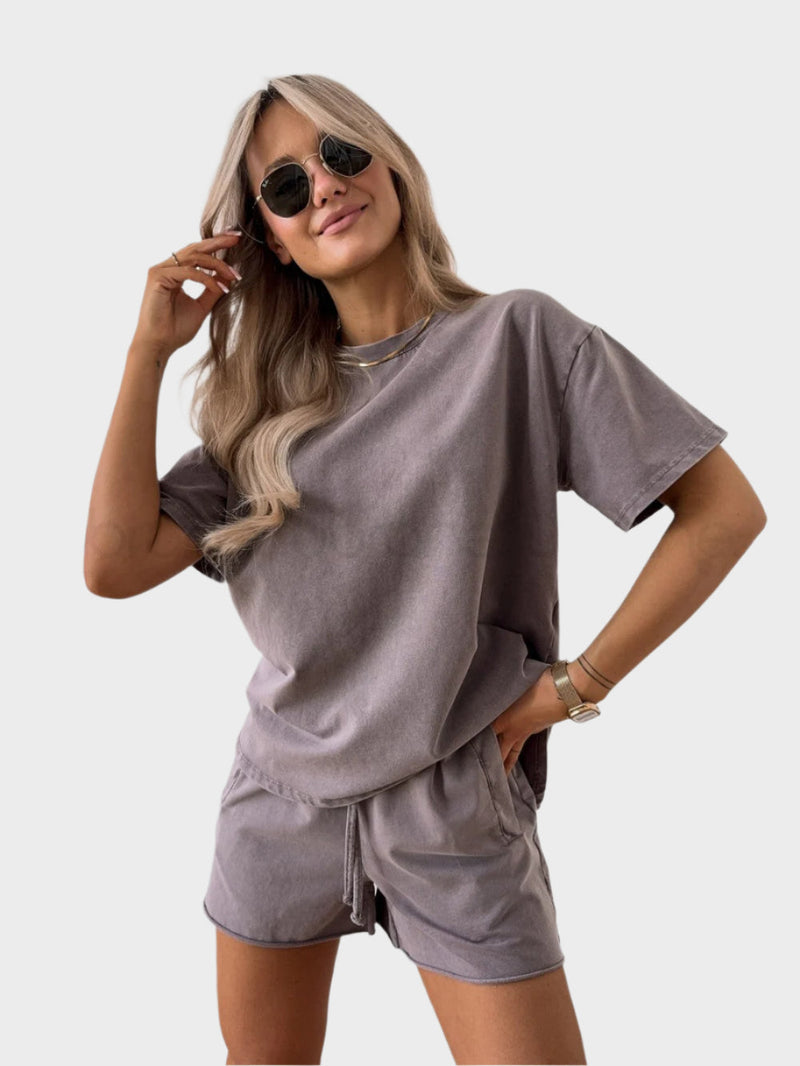 Completo casual con maglietta e pantaloni jogger