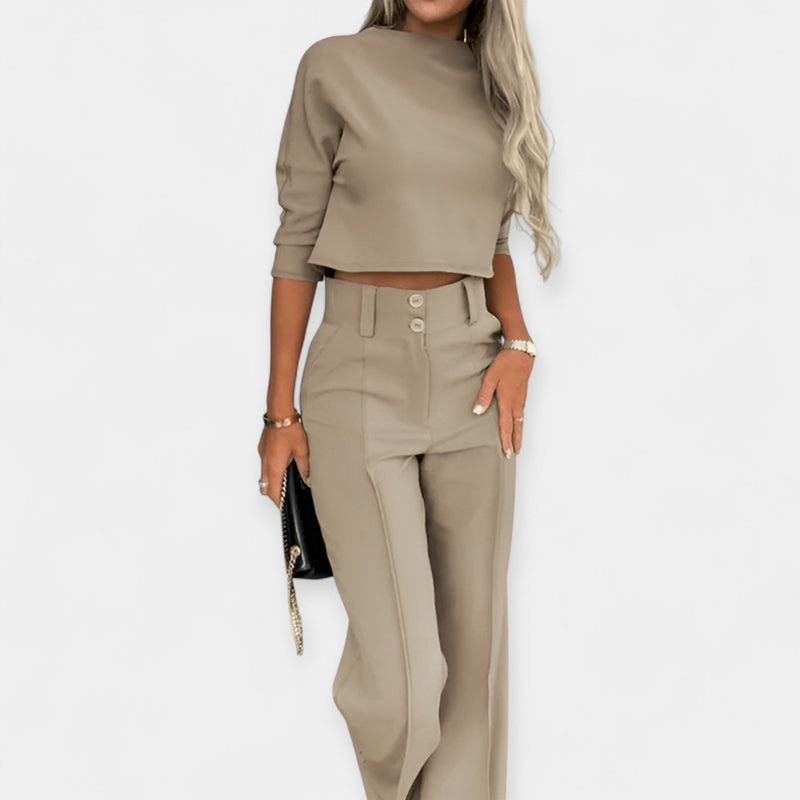 Completo crop top e pantaloni