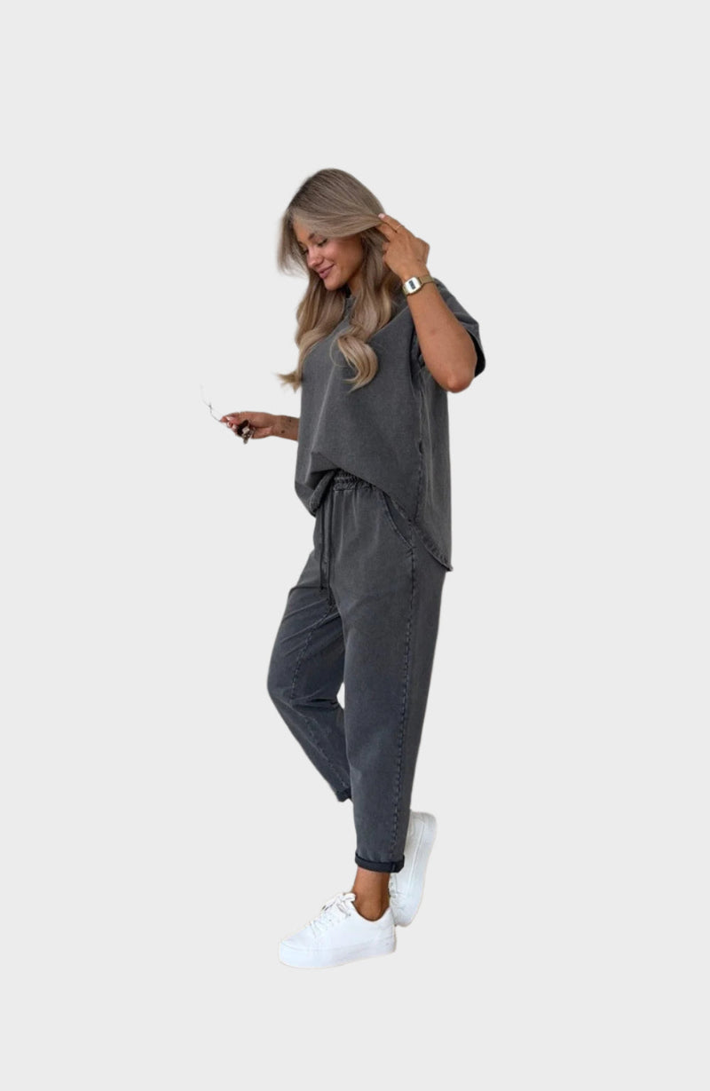 Completo casual con maglietta e pantaloni jogger