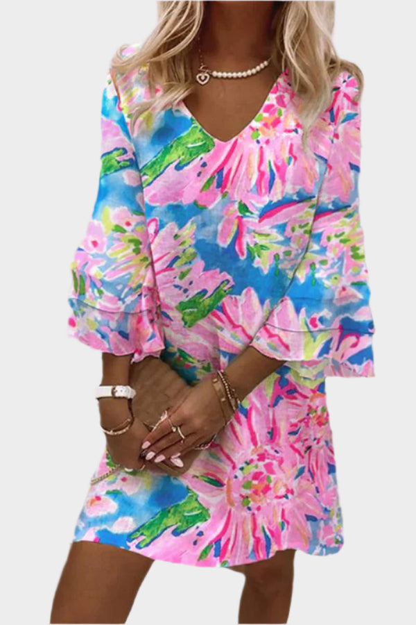 Elegante miniabito rosa con maniche curve