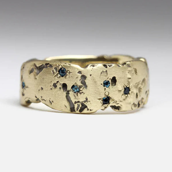 Anello antico dorato forgiato con cristallo blu intarsiato | Oro
