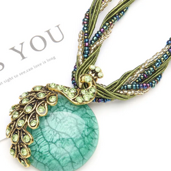 Collana con sfera verde abbagliante