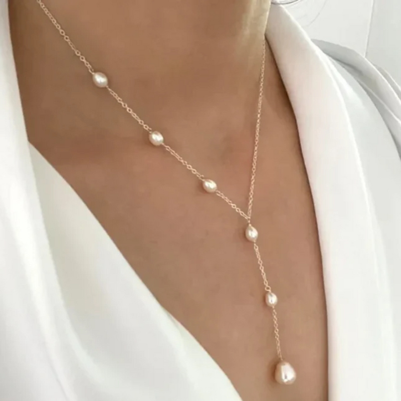 Elegante pendente in rubino e collana di perle