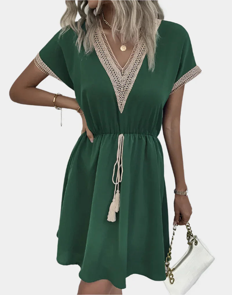 Abito boho romantico con cintura e scollo a V