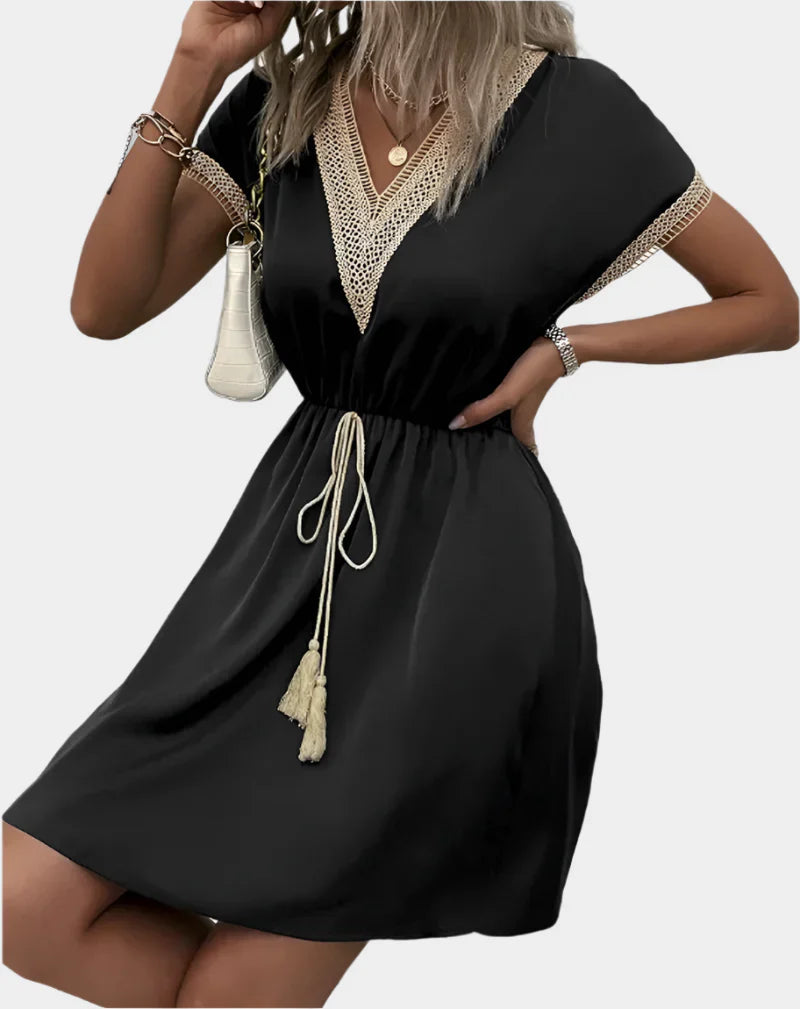Abito boho romantico con cintura e scollo a V