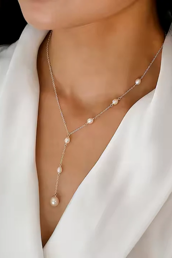 Elegante pendente in rubino e collana di perle