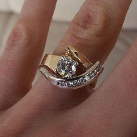 Anello antico irregolare in oro e argento con zirconi | Oro misto