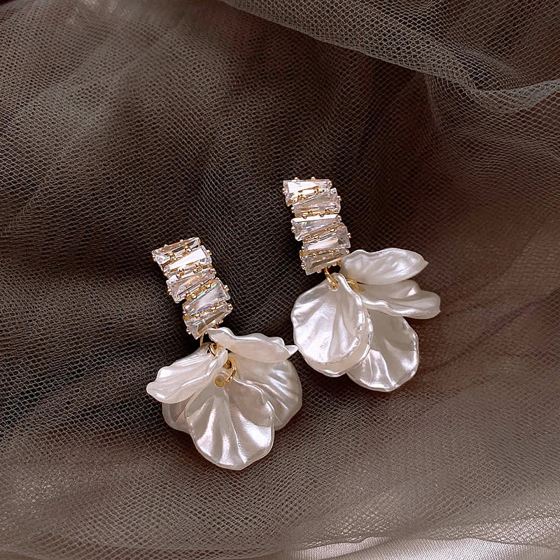 Orecchini Squisiti a Petalo d'Oro in Bianco | Oro