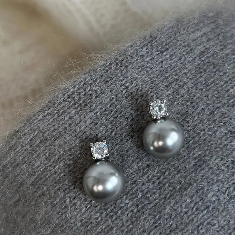 Eleganti orecchini con perla nera e zirconia