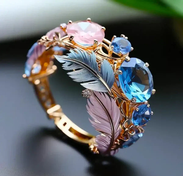Anello antico esotico con piuma e cristallo | Oro